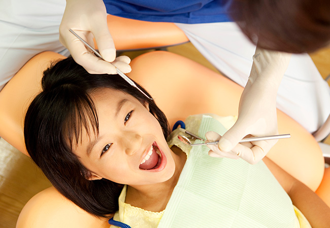 歯科医男性と治療を受ける女の子